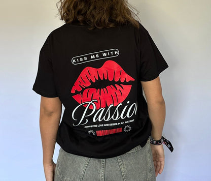 T-SHIRT KISS ME WITH PASSION (PRETA)