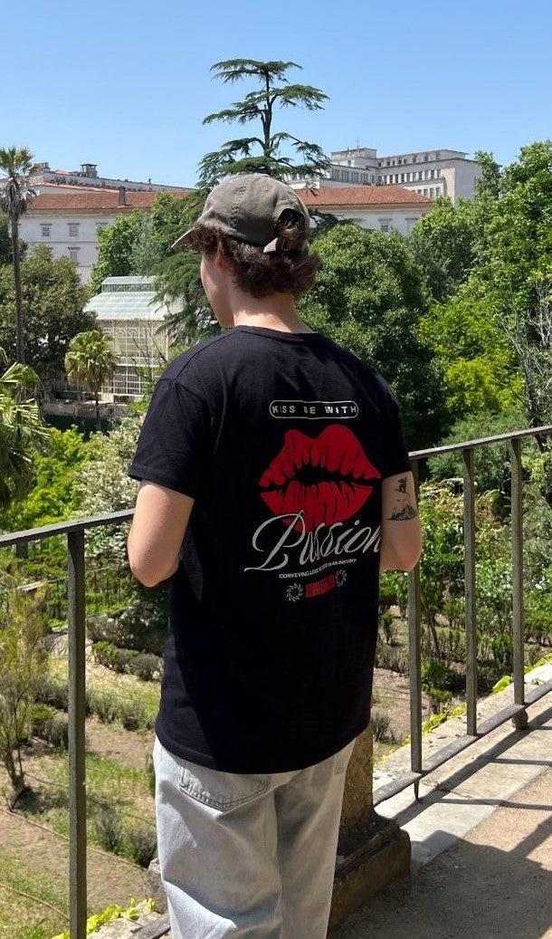 T-SHIRT KISS ME WITH PASSION (PRETA)